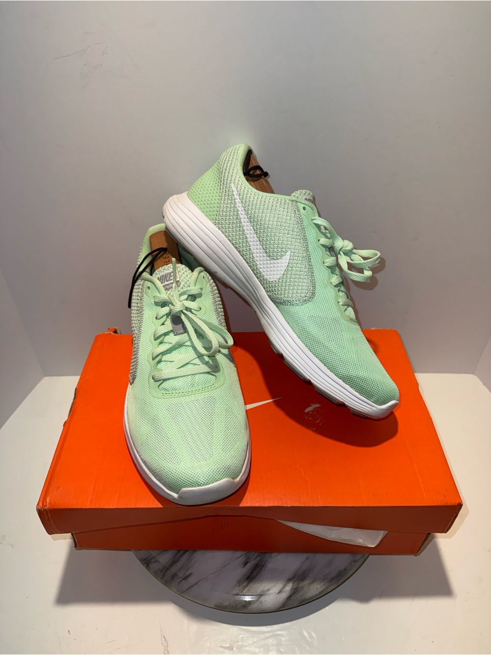 Nike Revolution 3 Sneaker Womans Sz 10 819303 303 Mint Green Sneakers Wore Twice